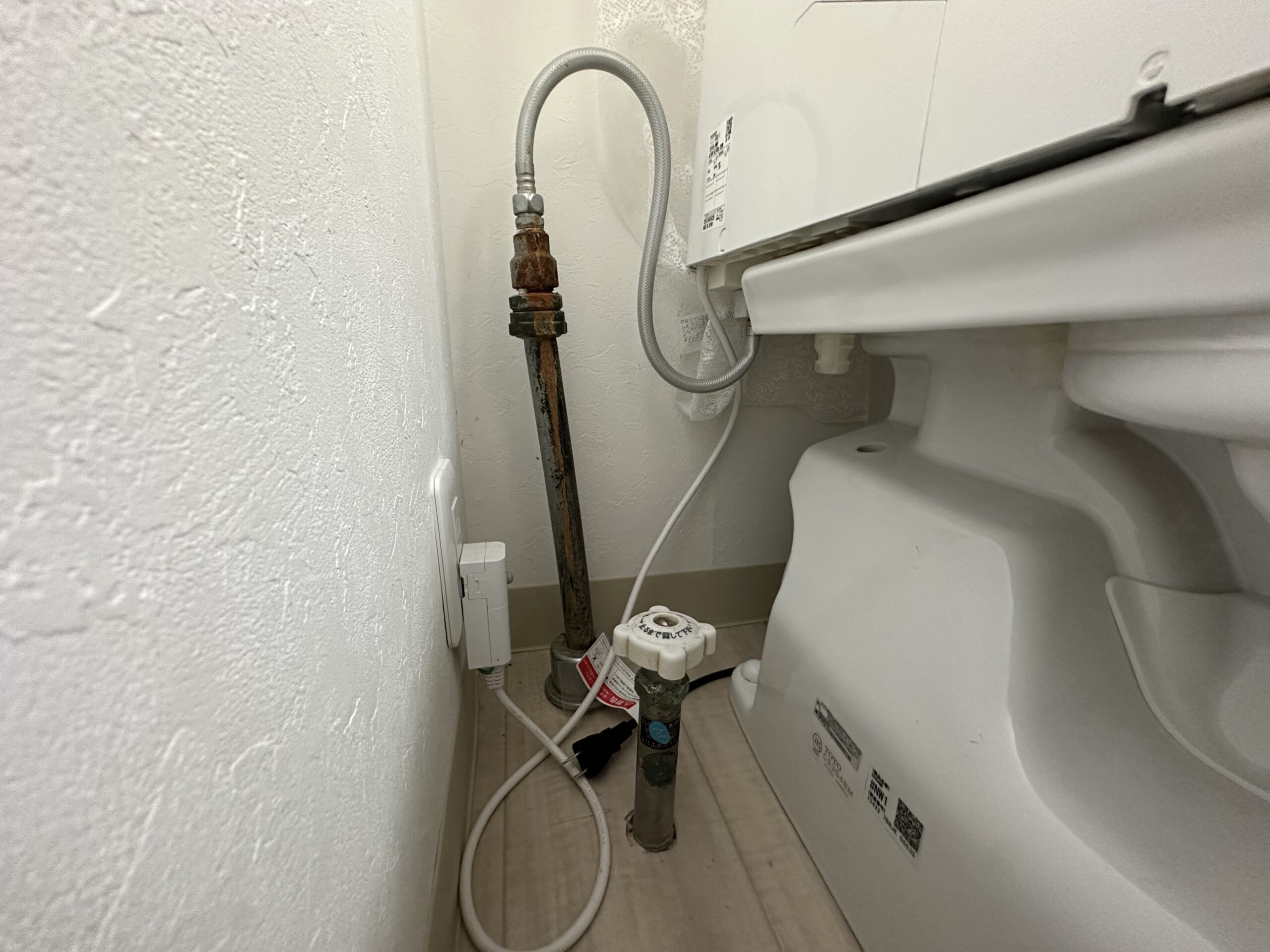 🚽トイレの給水管をスッキリ＆安心施工！止水栓を追加しました