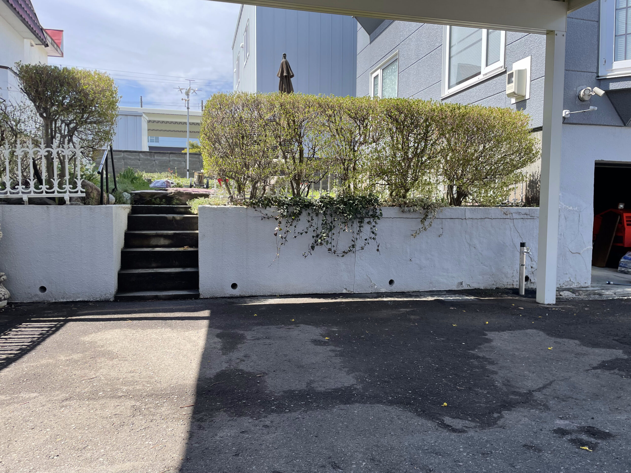 散水栓交換とあわせて土留めの穴あけ作業を行いました🔧